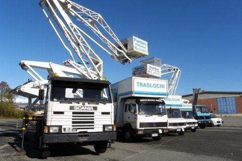 vista frontale della fila dei camion-marchio piantino traslochi