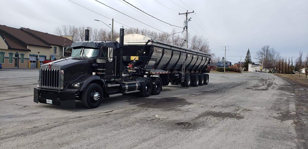 truck with Trout River Live Bottom trailer
