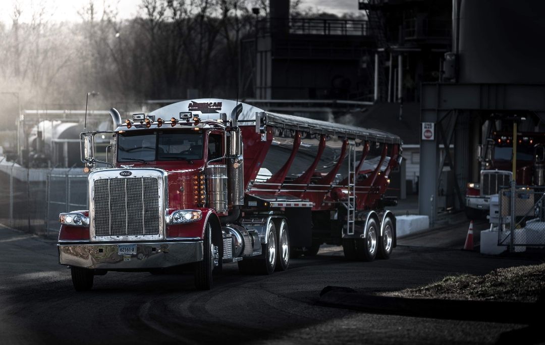truck with Trout River Live Bottom trailer