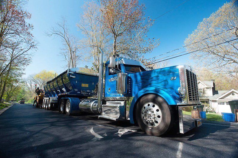truck with Trout River Live Bottom trailer