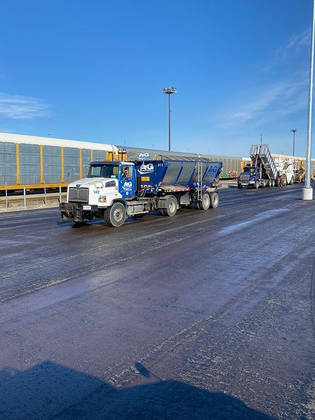 truck with Trout River Live Bottom trailer