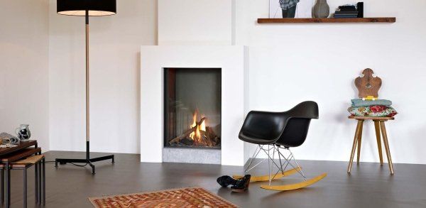 soggiorno moderno con una sedia e stufa a pellet legno