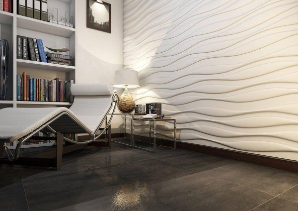 parete studio con pannello 3D con una poltrona, libreria e arredo casa