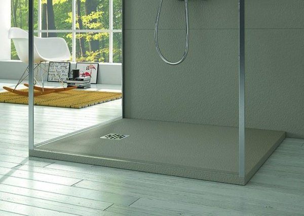 box doccia con pavimento bianco e una grande poltrona bianca e arredo casa