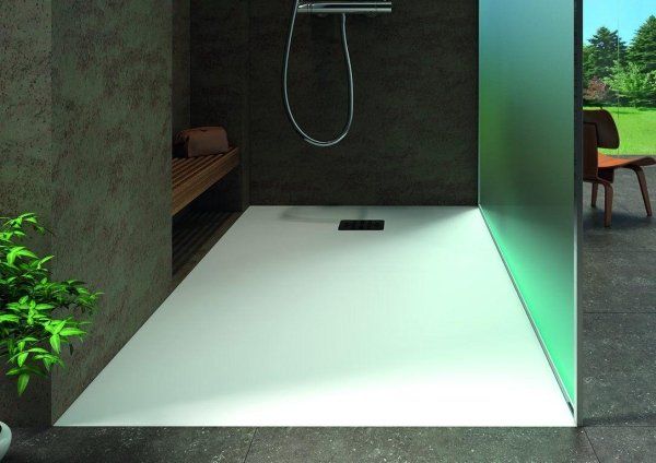 box doccia con base bianco, parete in pietra e vetro e arredo bagno