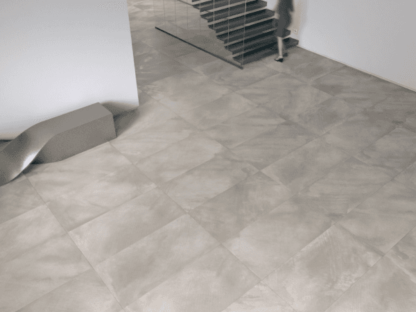 pavimento in marmo grigio con scala interna