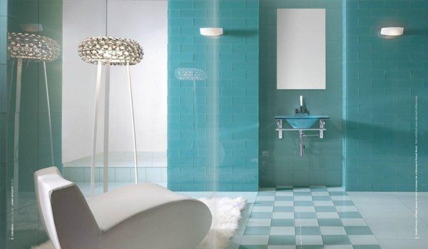 vista di un bagno moderno azzurro con sedia e arredamenti