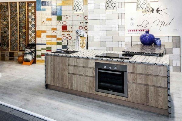 cucina moderna con parete decorata