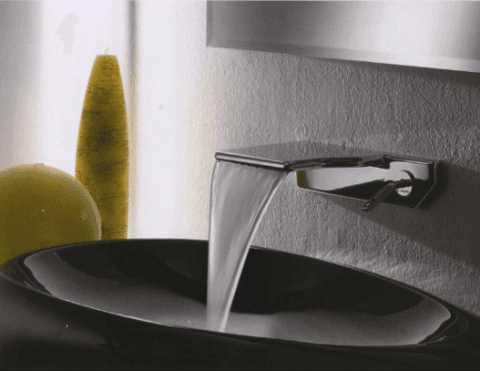 rubinetto del bagno con acqua che scorre