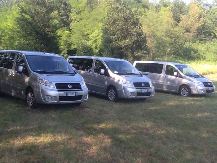 parco mezzi con minivan
