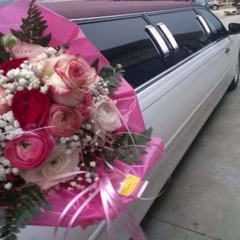 limousine con composizione floreale