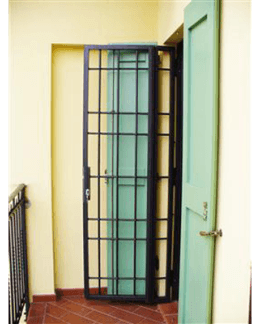 Porta aperta con inferriata