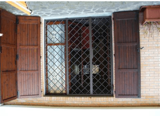 Finestra con inferriate fisse