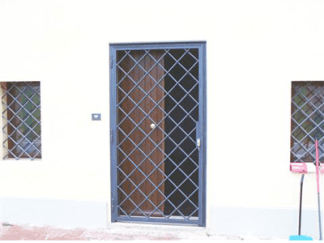 Finestra con inferriate a losanghe