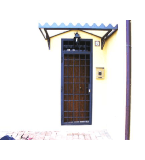 Porta con pensilina