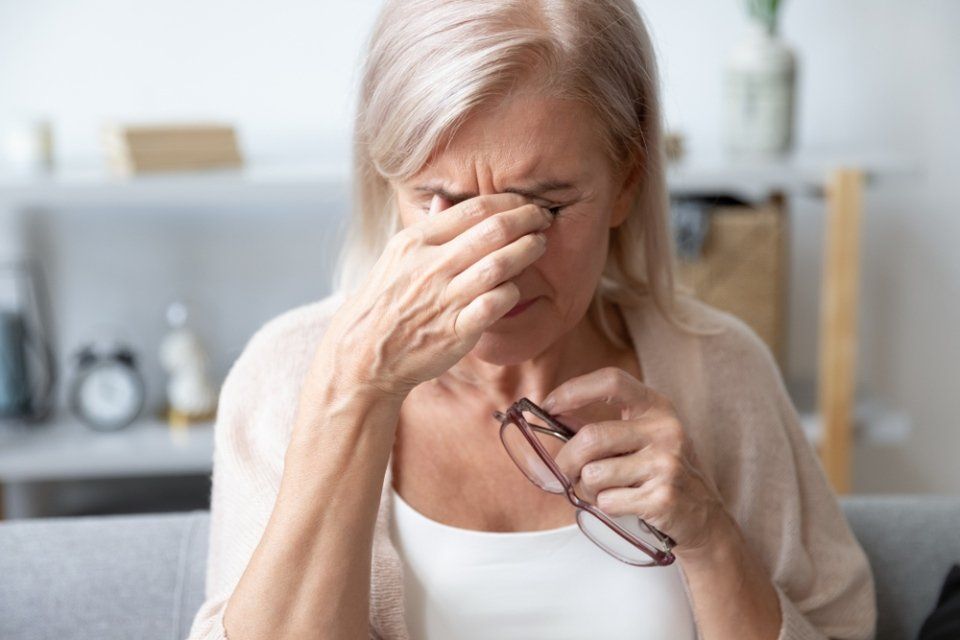 Donna che soffre di glaucoma