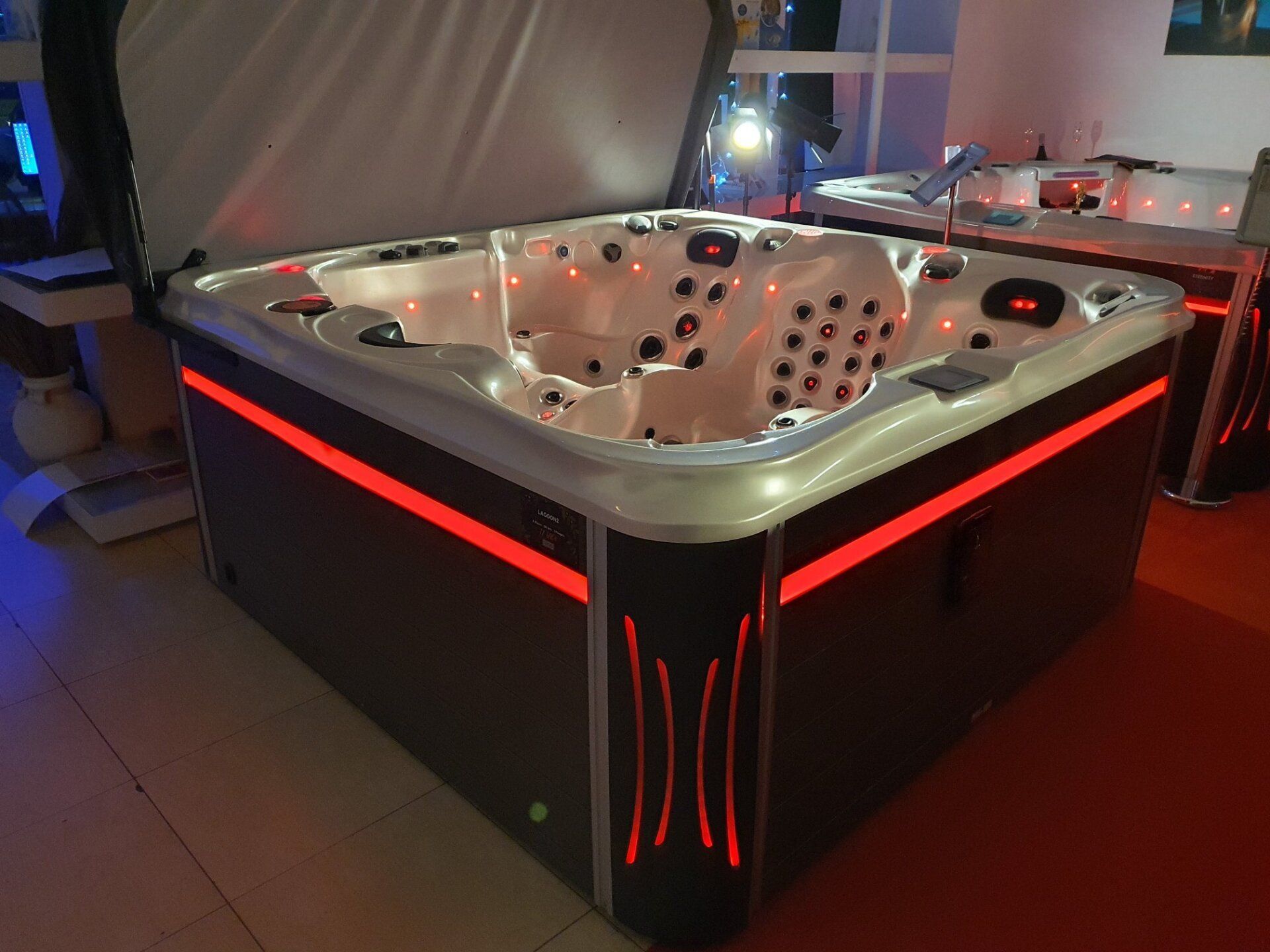 Un grand jacuzzi avec des lumières rouges dessus