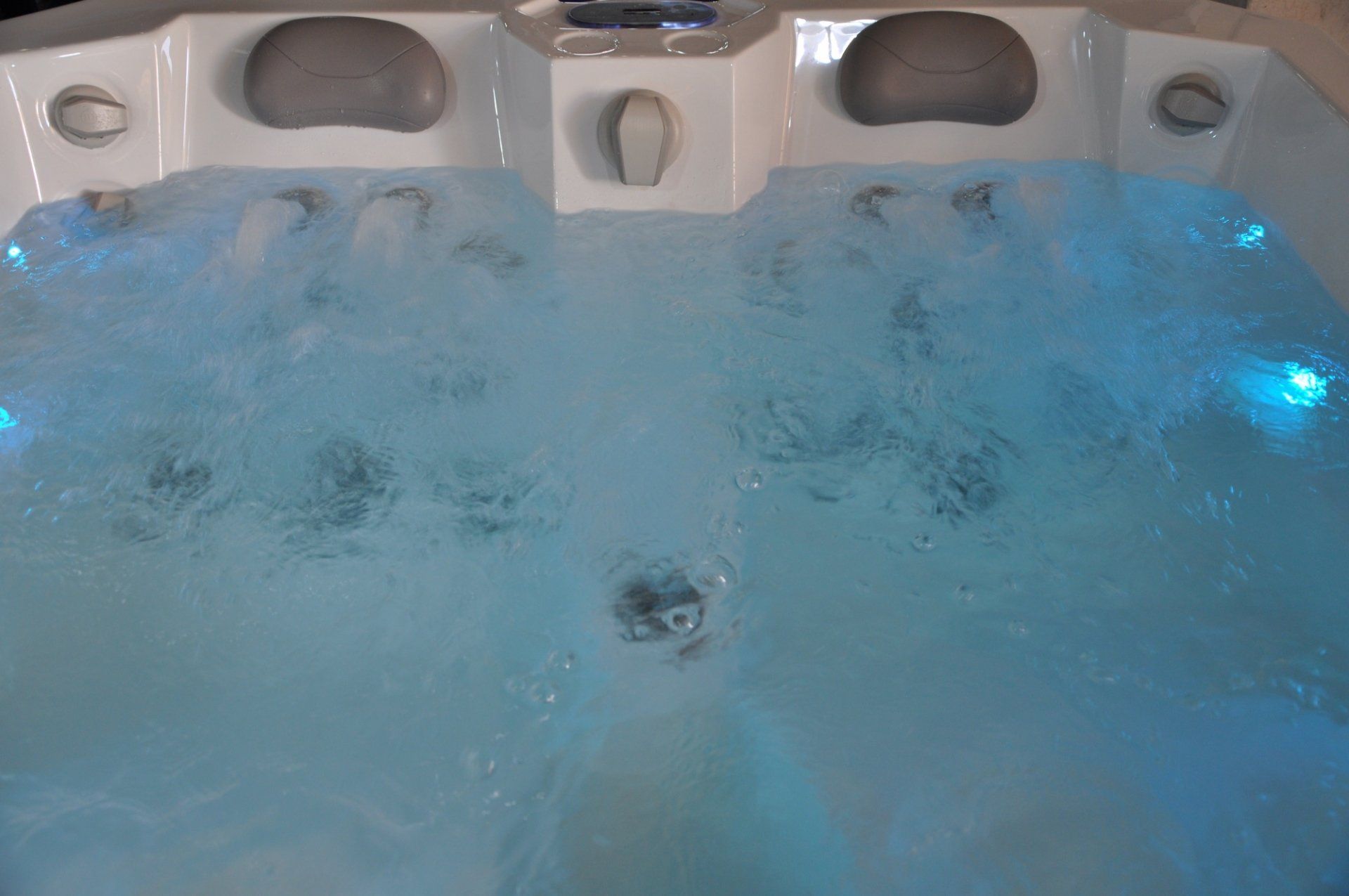 Un gros plan d'un jacuzzi avec des lumières bleues dessus