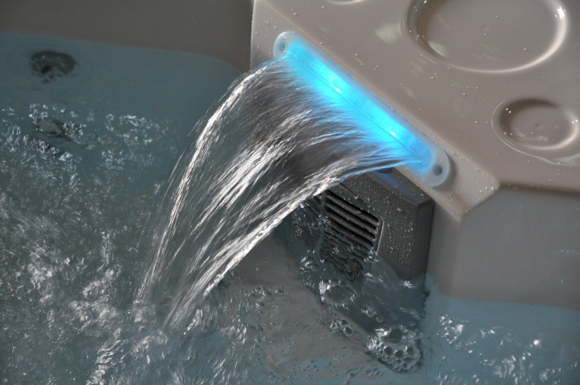 Une lumière bleue brille sur une cascade dans une baignoire
