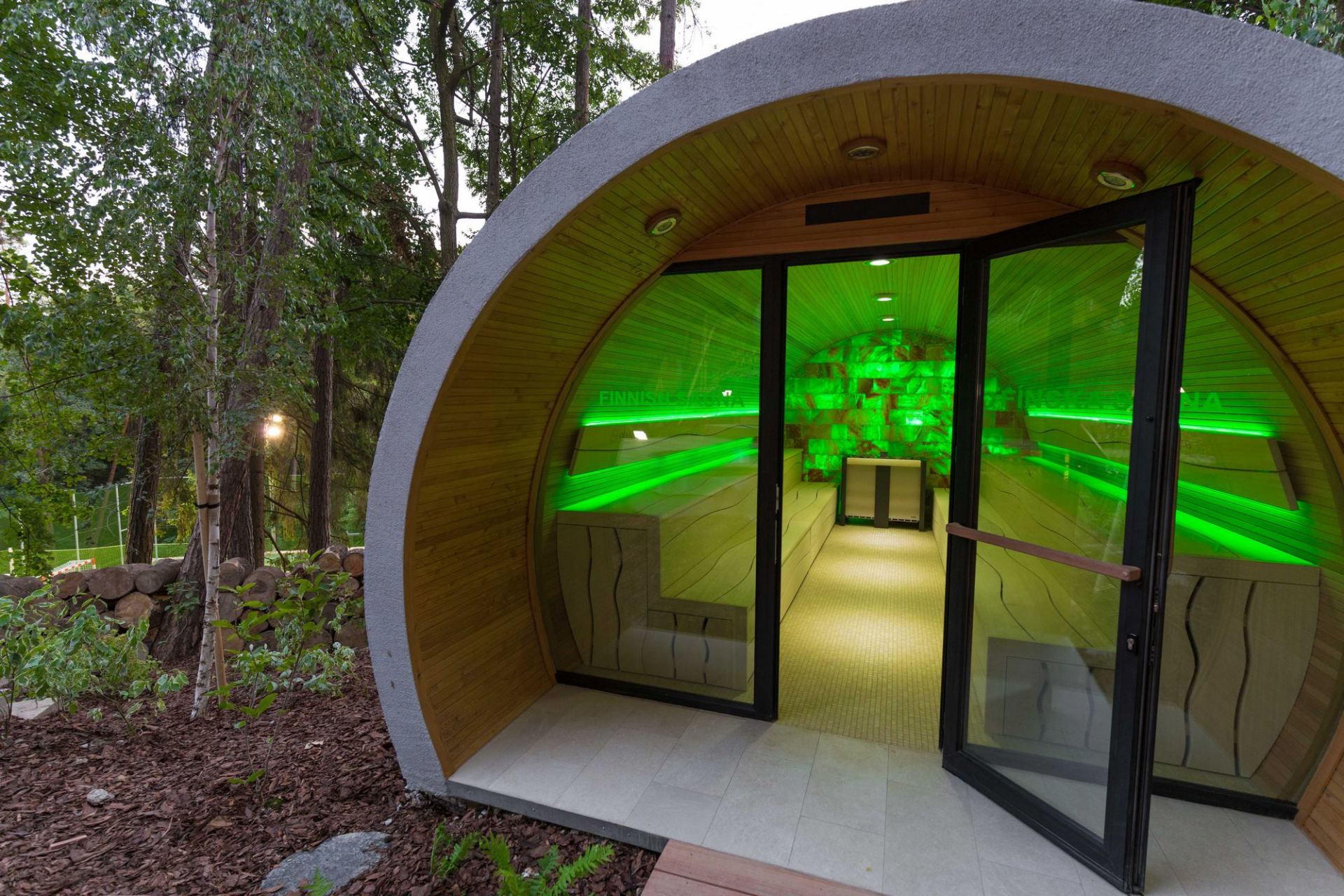 Un bâtiment avec des lumières vertes à l'intérieur