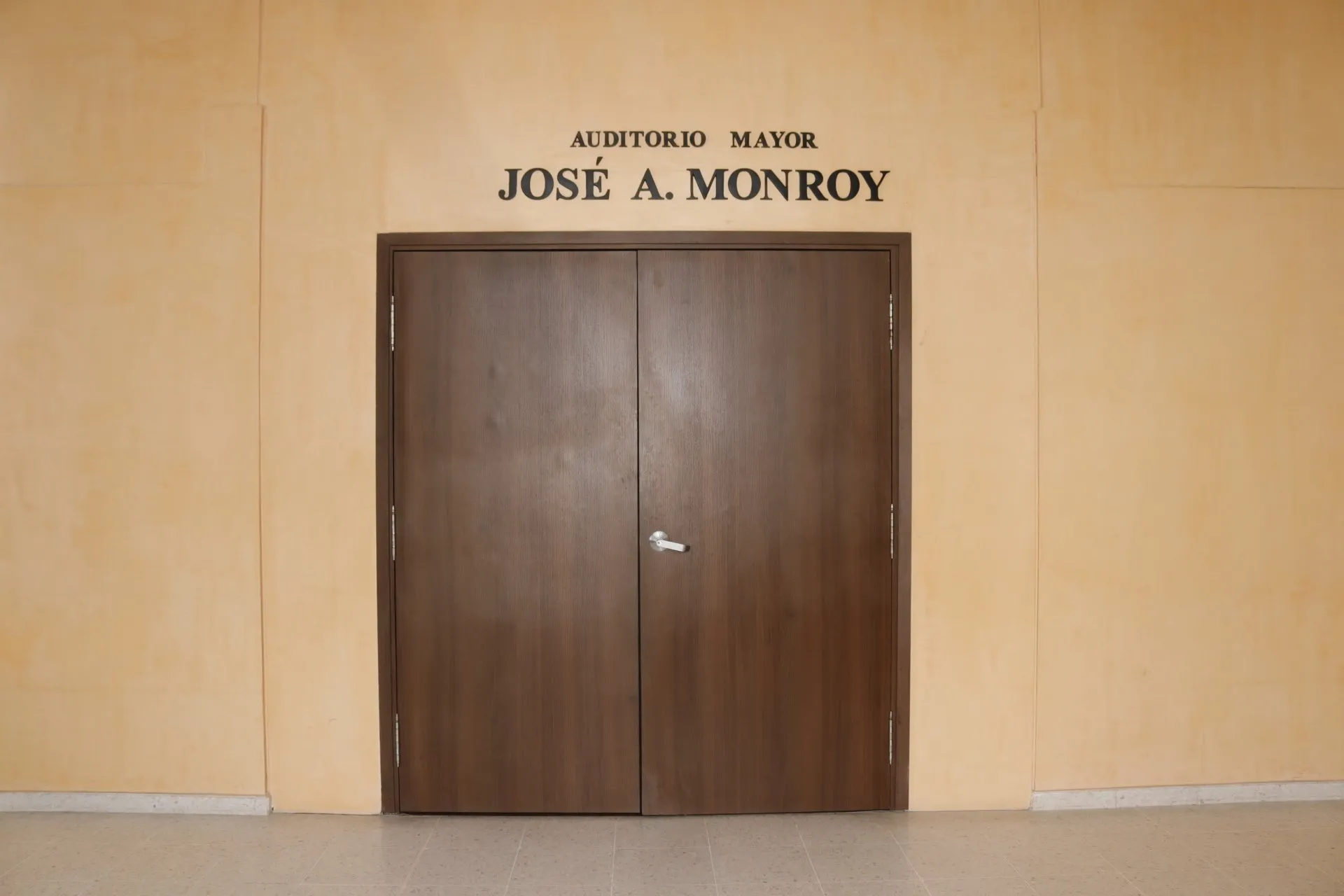 Una puerta con el nombre José A. Monroy.