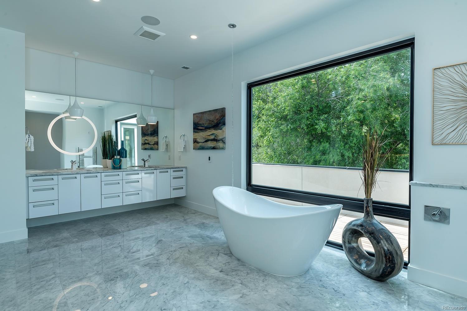 Bathtub and Glass Wall — Aurora, CO — TNT Glass LLC