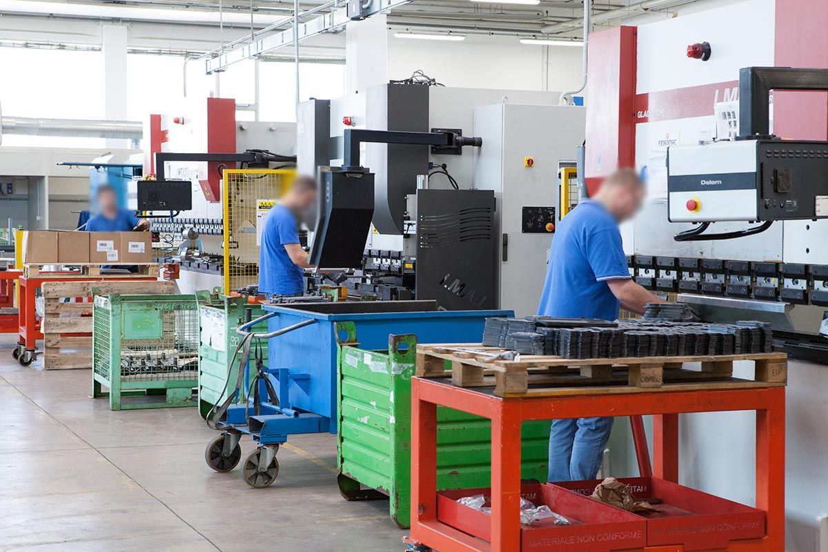 Pressa industriale per la piegatura di metalli