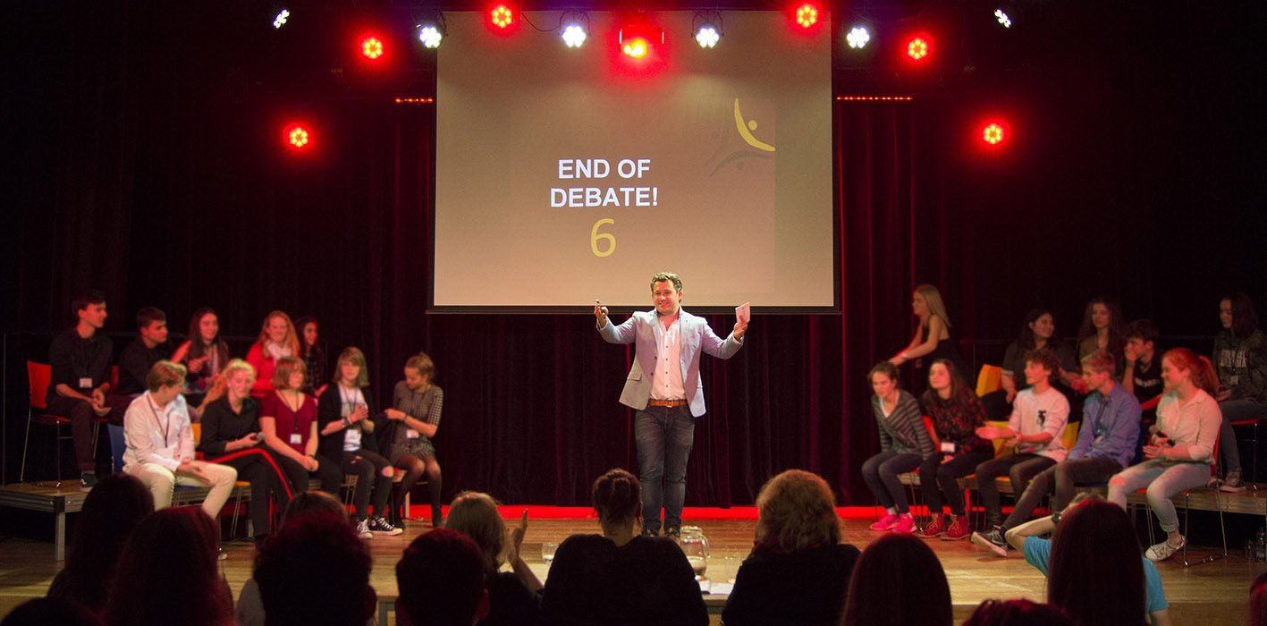 Modereren, presenteren en debat leiden met Milo op het Baarnsch Lyceum.