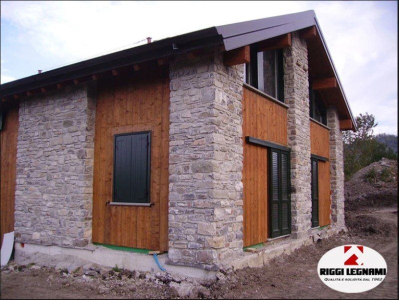 Casa in legno e in pietra