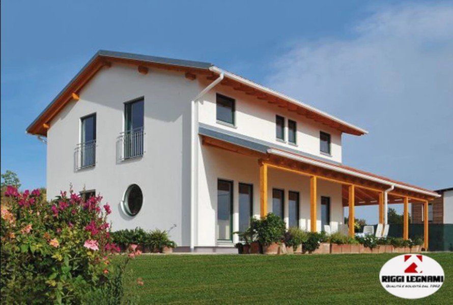 Casa a due piani in legno