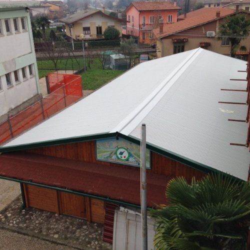capannone con copertura isolante