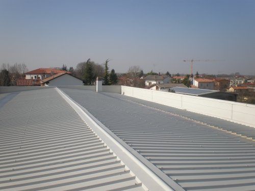capannone industriale con copertura isolante