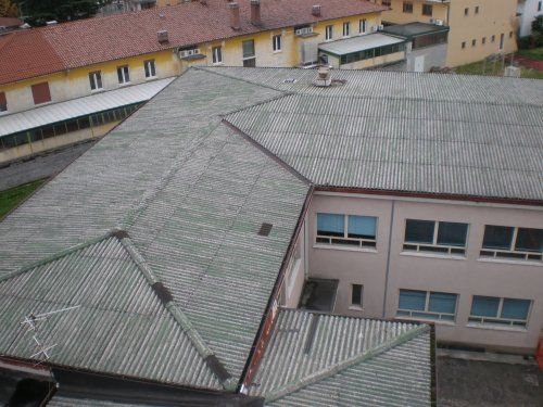 edificio con copertura in amianto