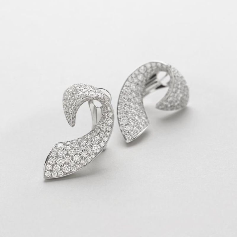 Caresse orecchini in oro bianco e diamanti