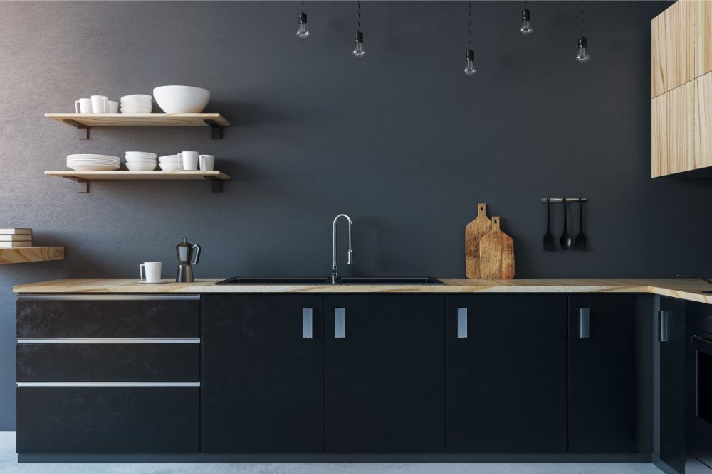 Cucina con mobili scuri