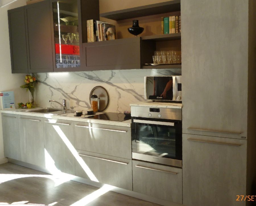 Cucina con mobili