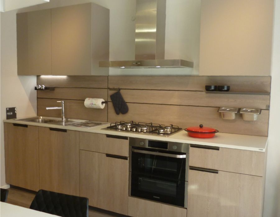 Cucina con mobili in legno