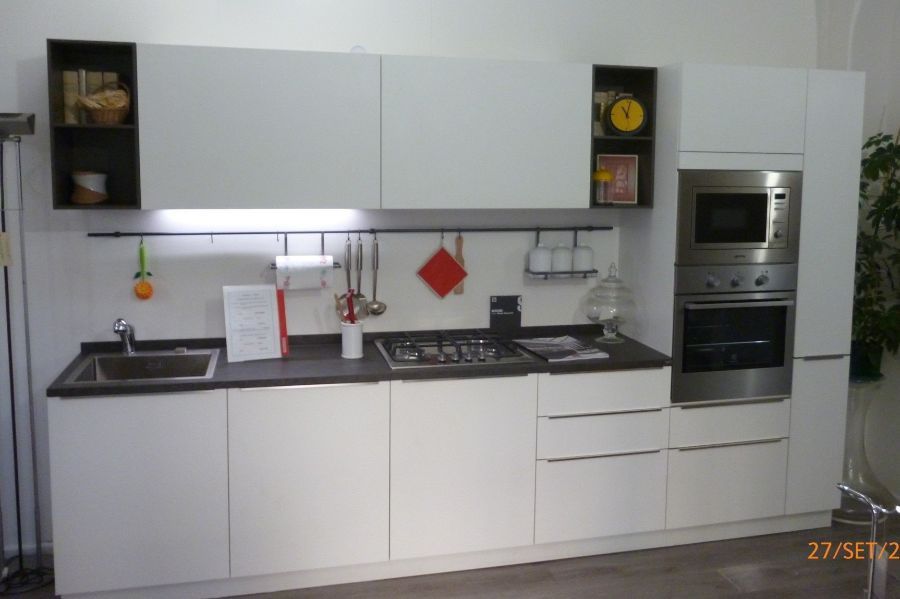 Cucina con mobili bianchi