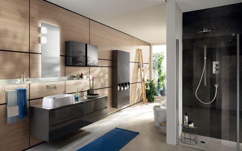 Bagno con mobili in legno scuro