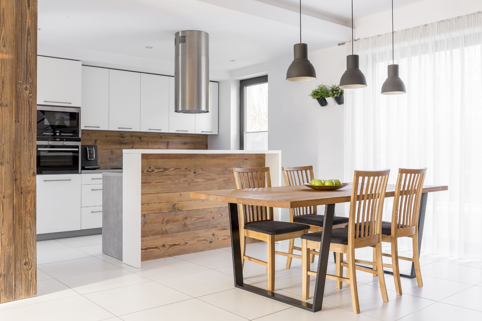 Cucina con tavolo in legno