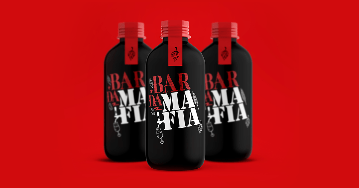 Três garrafas de álcool estão próximas uma da outra em um fundo vermelho.