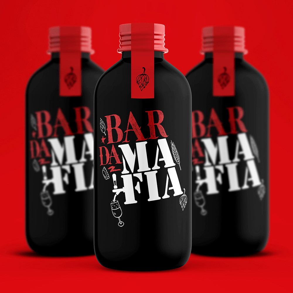 Três garrafas pretas de bar da ma fia em um fundo vermelho