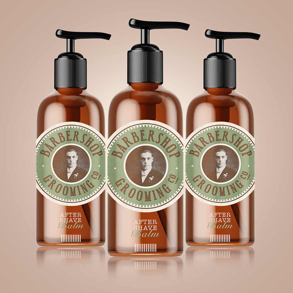 Três frascos de produtos de barbearia estão lado a lado em uma mesa.