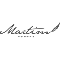 Um logotipo em preto e branco para o restaurante martin com uma pena.