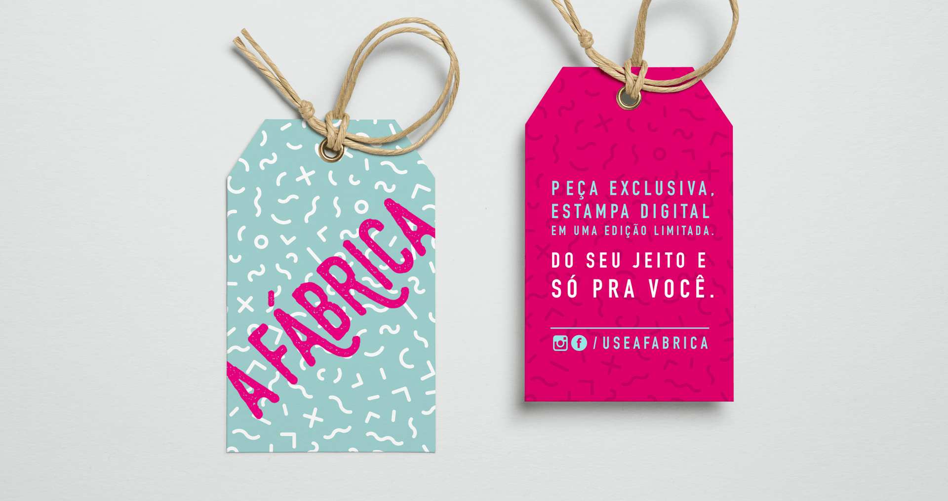 Uma etiqueta azul e rosa que diz 