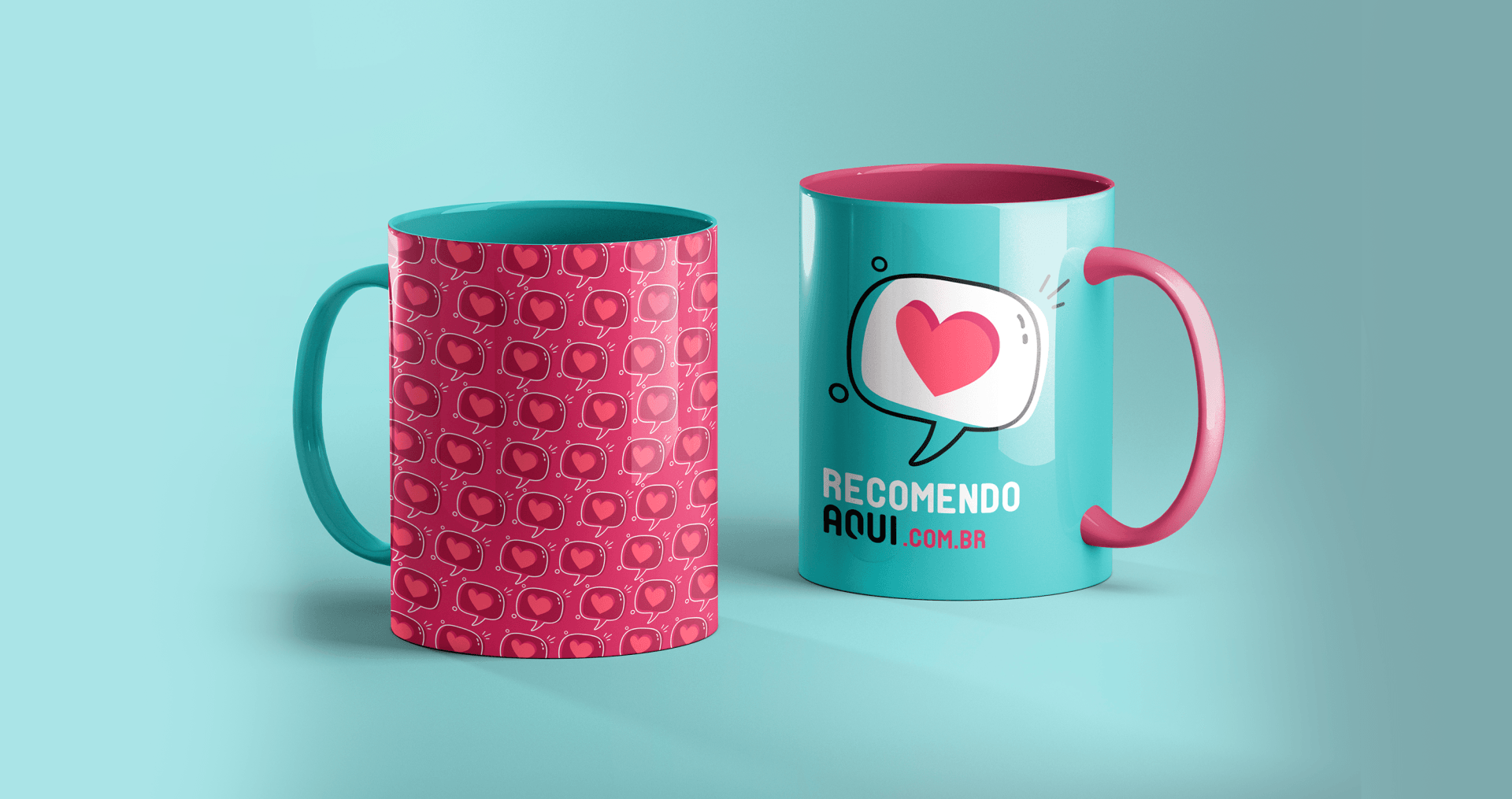 Duas canecas de café estão próximas uma da outra em uma superfície azul.
