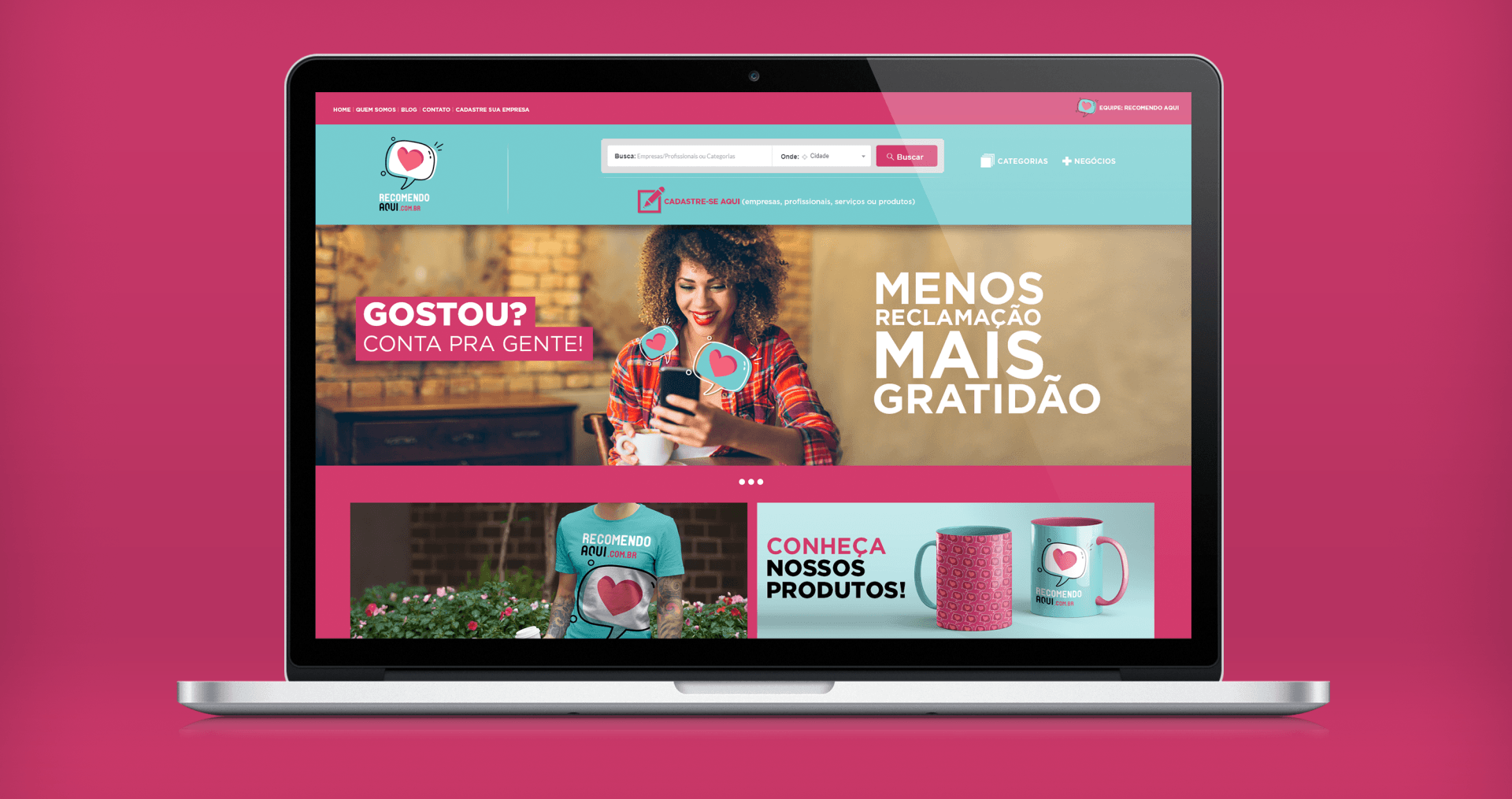 Um laptop está aberto em um site com uma mulher olhando para o telefone.