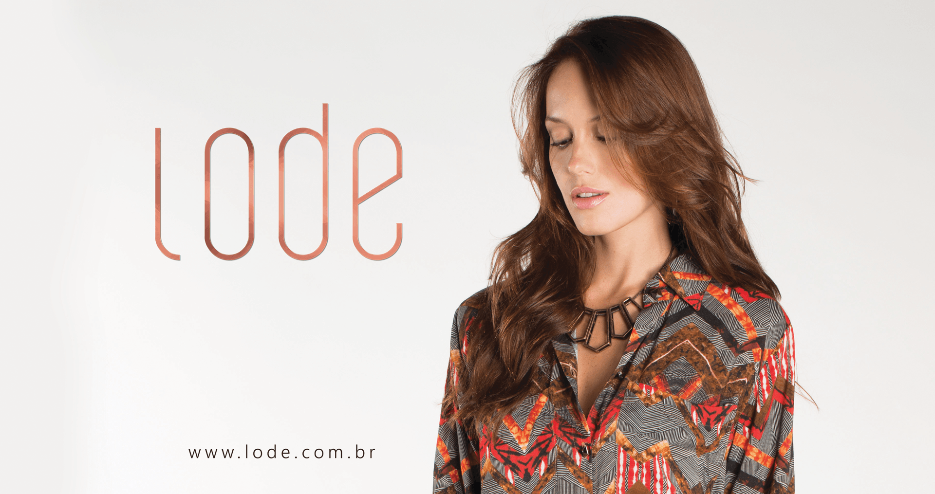 Uma mulher está vestindo uma camisa floral e um colar.