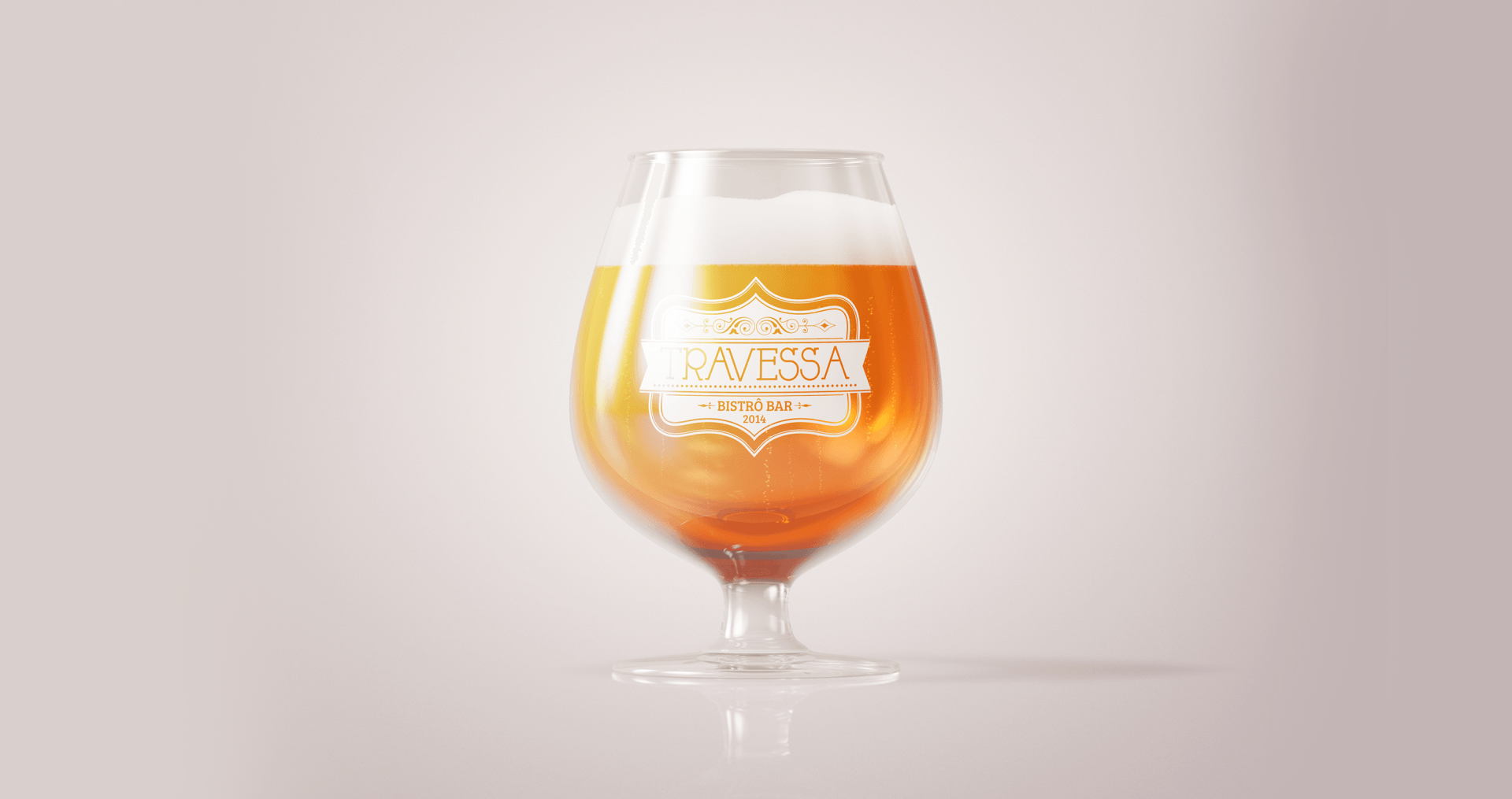Um copo de cerveja está sobre uma mesa.