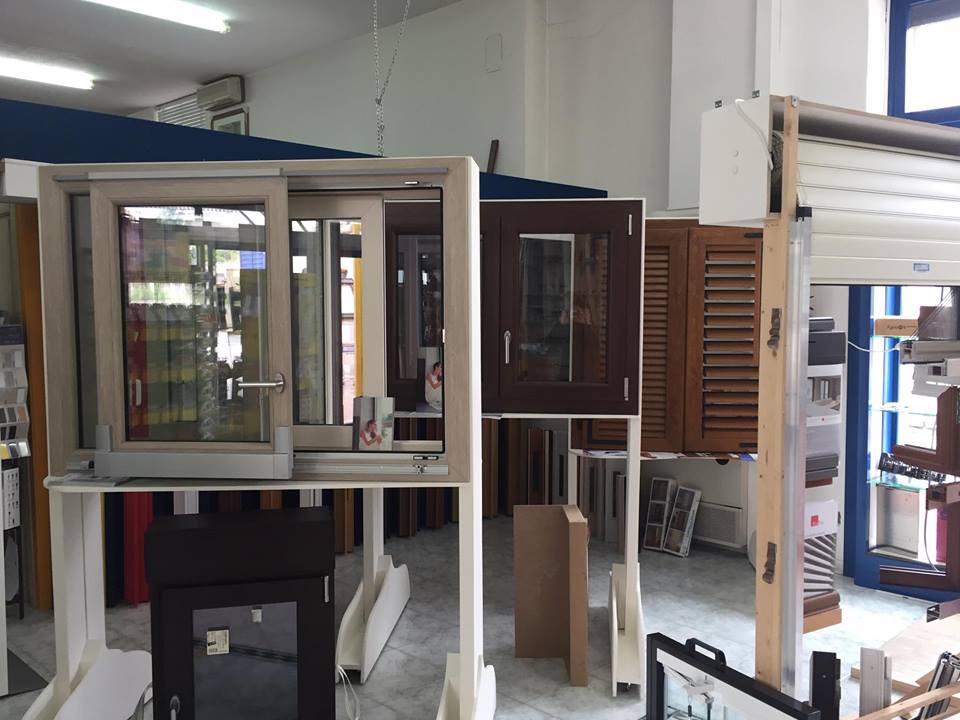 infissi in legno in esposizione